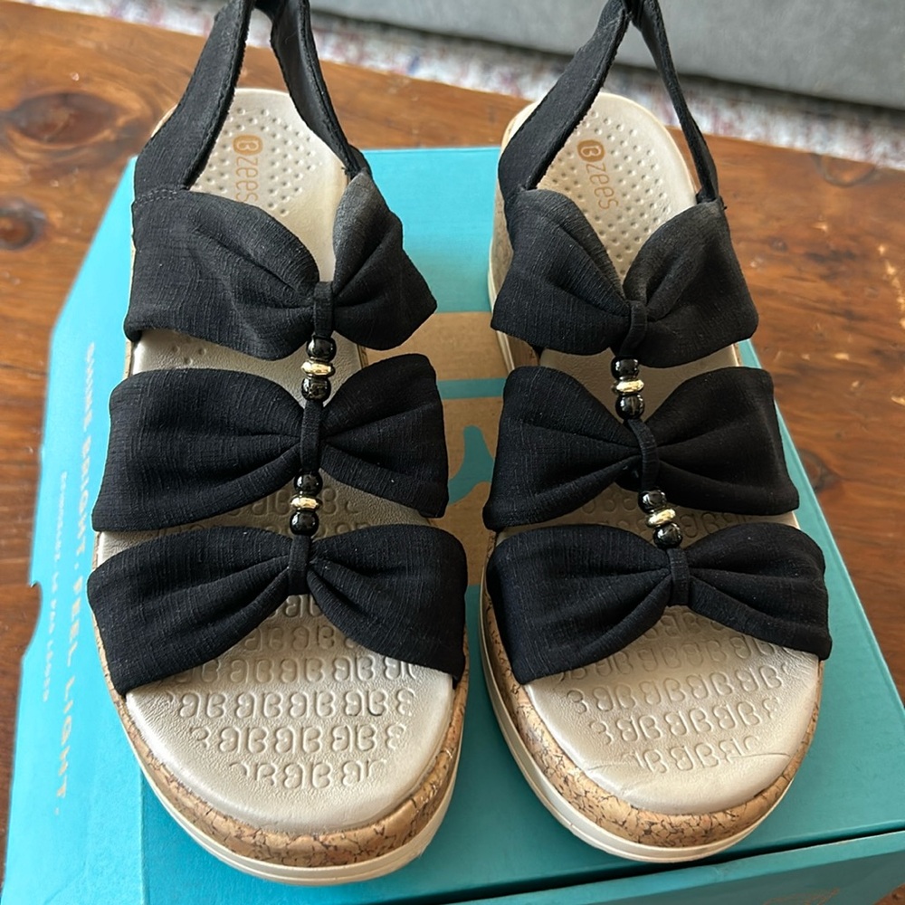 Woman’s Bzees Roma, Black Fabric, size 8W